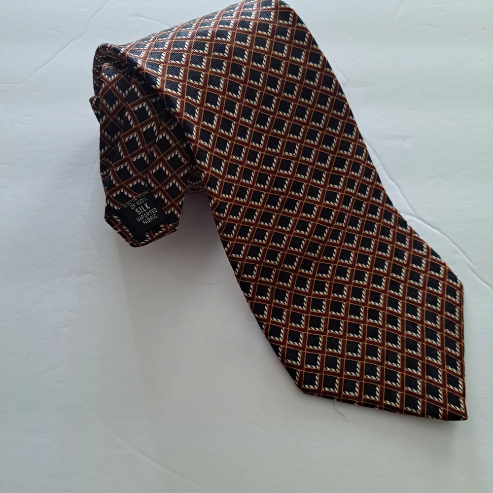 NEO BILL BLASS 100% Silk Multicolored Diamond Shapes Design Tie